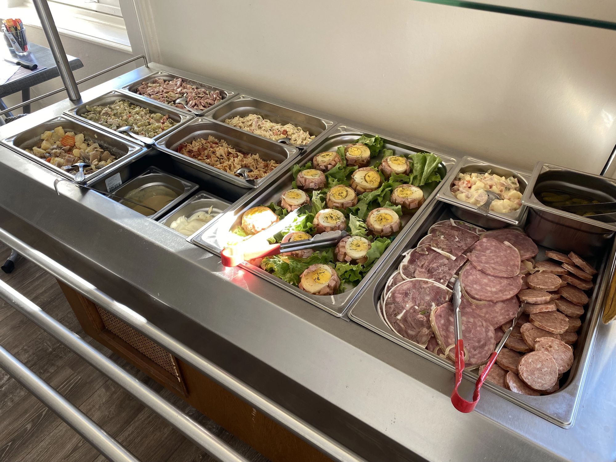 Buffet froid avec plats variés