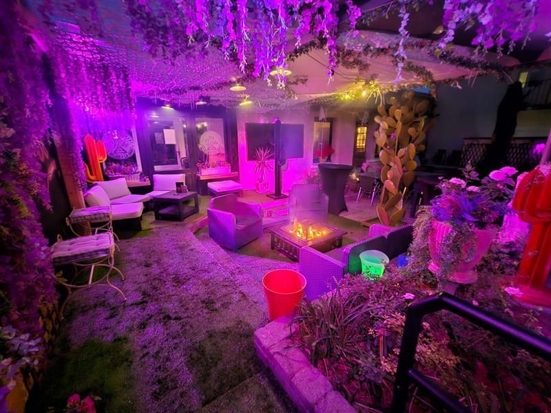 Salle décorée en violet pour événement